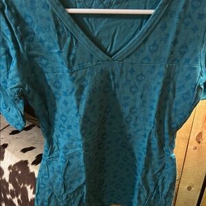 Fox Teal Short Sleeve V-Neck Top